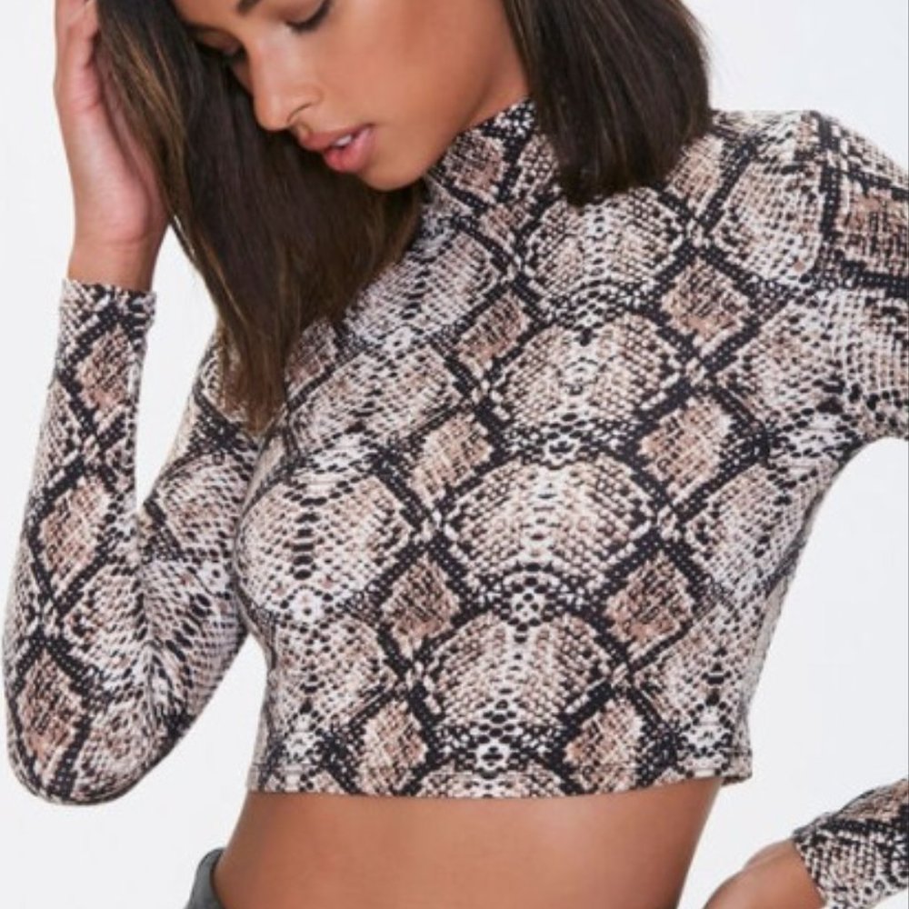Forever 21 Women's Snake Print Mock Neck Crop Long Sleeve Top Size Medium - Picture 3 of 16